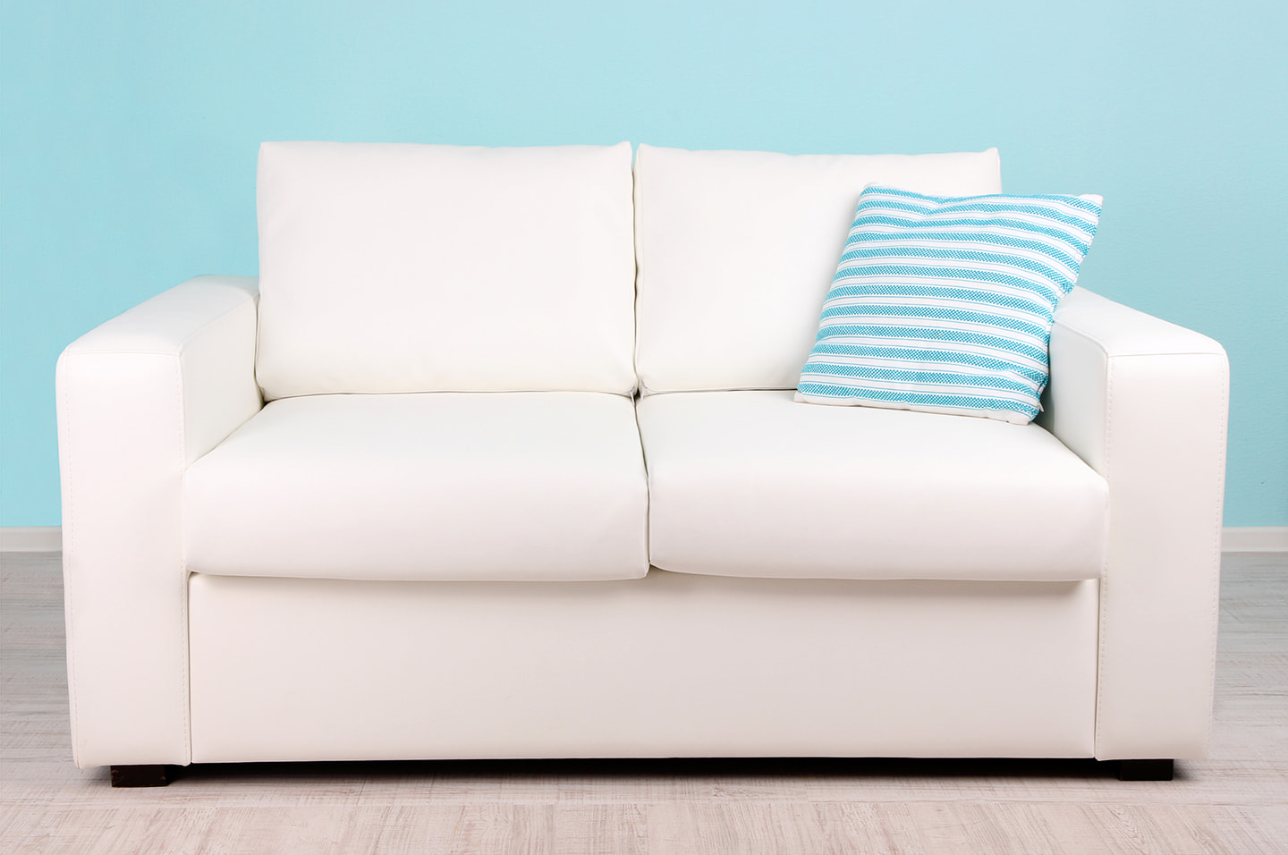 Синий диван на белом фоне